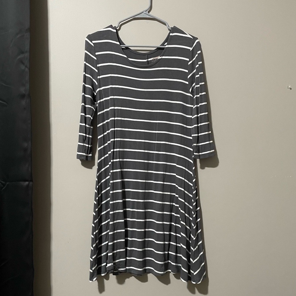 arizona, size medium, grey and white striped